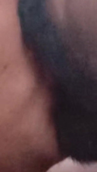 Heiße stiefmutter lippenlocken und spucken im mund