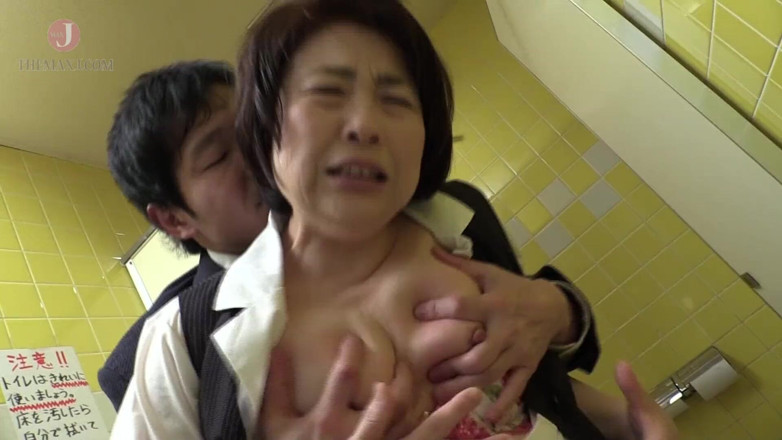 Celebrity Japan: Reife asiatin auf der toilette gefickt