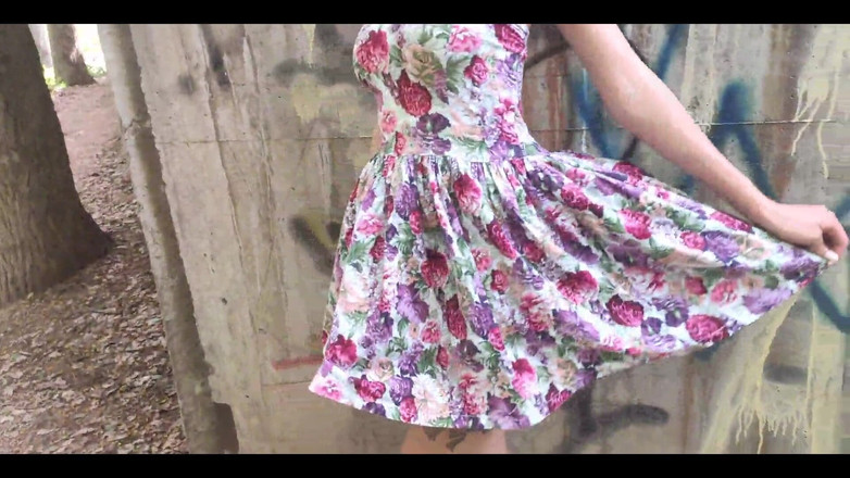 AnGelya G: 在公园里的公共场合口交，射在奶子上 - 第一人称视角