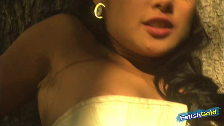 Japanese Hotties: Piccola bruna asiatica martellata duramente da un ragazzo enorme all'aperto