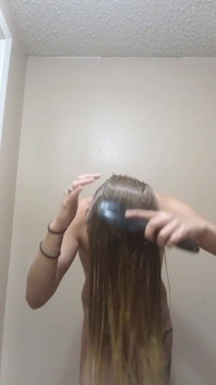 在淋浴时割头发