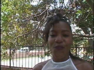 Meet and Fuck: Linda nena negra toma polla dentro de su coño peludo...