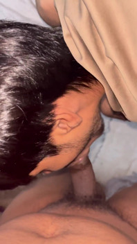 Twink sikimi gırtlağına kadar alıyor