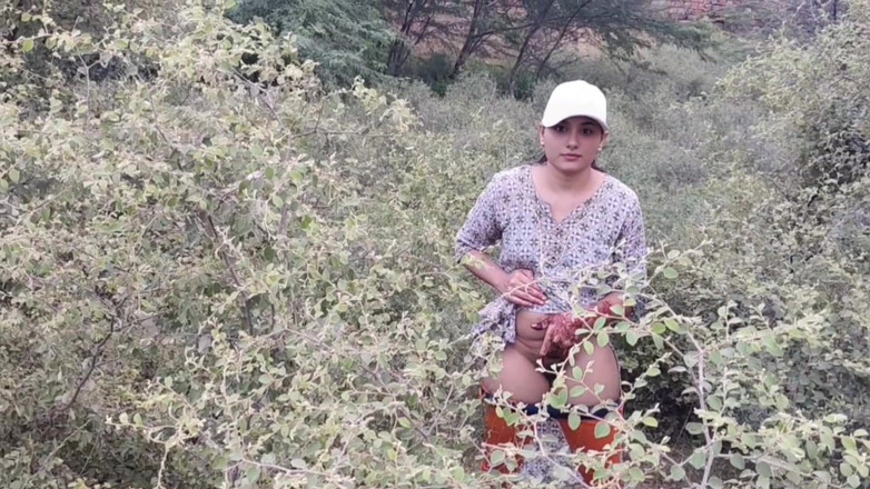 Khushboobhabi: Дівчина прийшла прогулятися, хлопець поцілував дівчину в рот