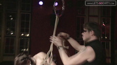 VintageXMovies: Heißes mädchen wird gehängt, während sie in bondage neben den...