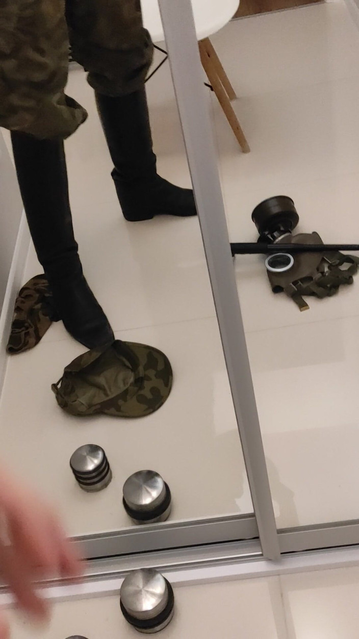 Gayfucker25: Un soldato si masturba con gli stivali degli ufficiali militari