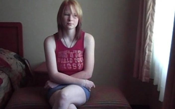 NaughtyMidwestGirls: Ann Marie - 18 años Pelirroja primera vez en cámara