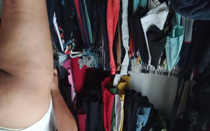 Karmico: Knubbig fru filmar sig själv för sin man i underkläder