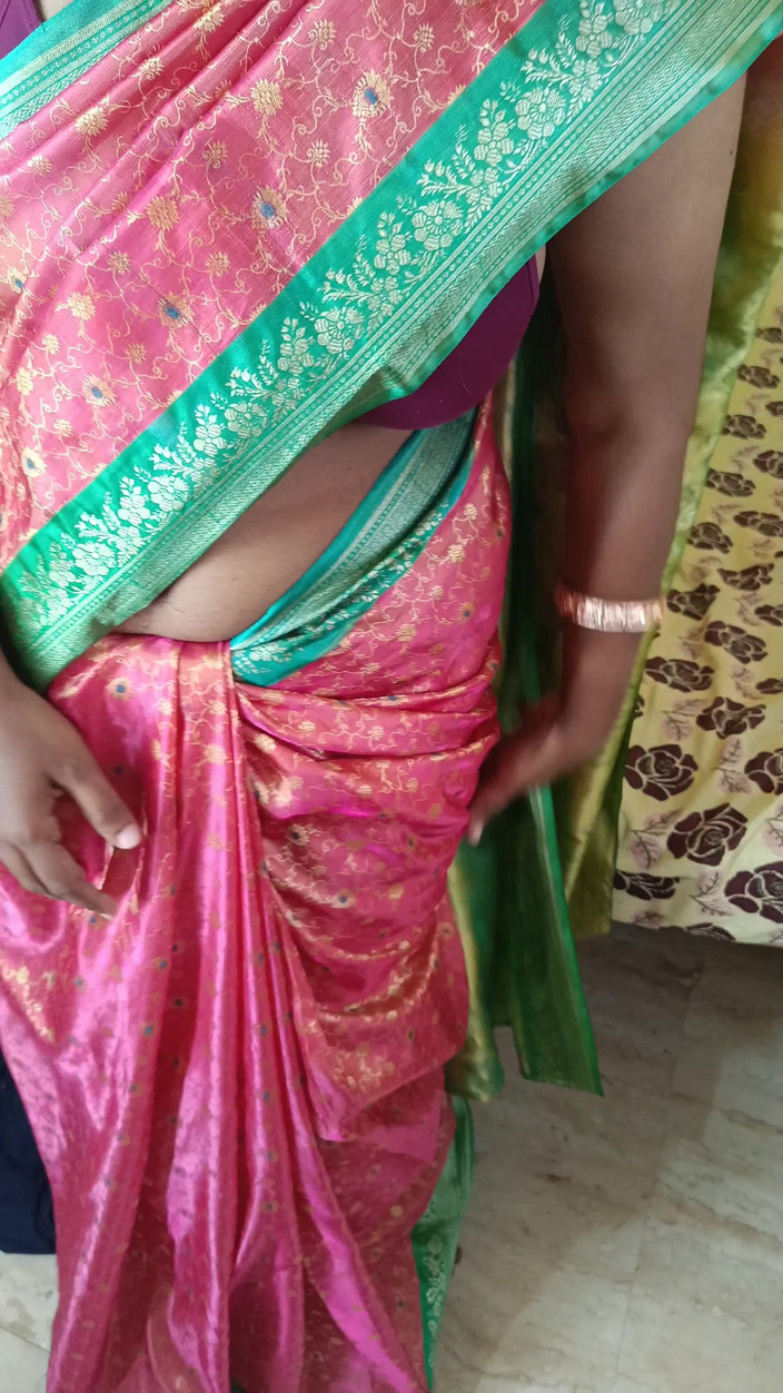 Laxi ammu: Housewife Enjoying Hot Fucking in Bed