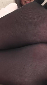 Footjob dalam pakaian seragam sekolah - Airu Hashino dalam pantyhose
