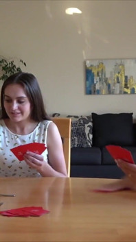 Strip Spoons Card Game com dois jogadores entusiasmados