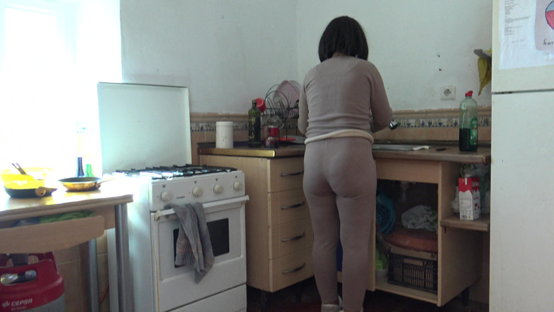 Stepmom Susan: sauteli mammi mujhe kichan men uski baalon vaali choot par...