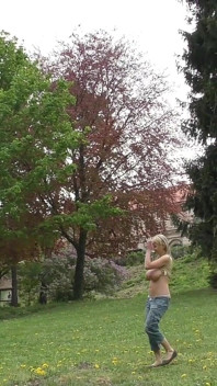 Mírame desde detrás de los árboles cuando me desnudo en el parque y ordeñando mis tetas