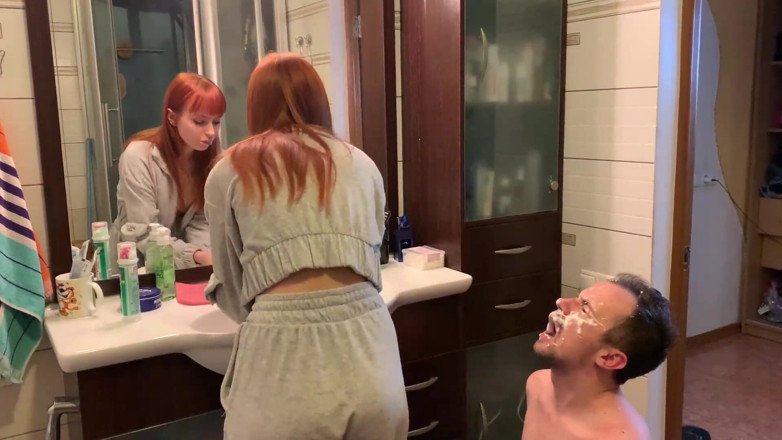 Petite Princesses Femdom: Zrzka si čistí zuby a plive do úst otroka - amatérské ponížení femdom