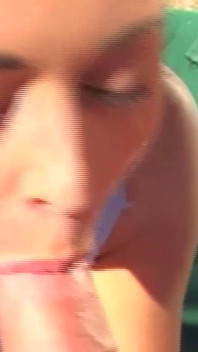 Aksi hot lesbian cewek-cewek hot yang lagi asik main olahraga di luar ruangan!