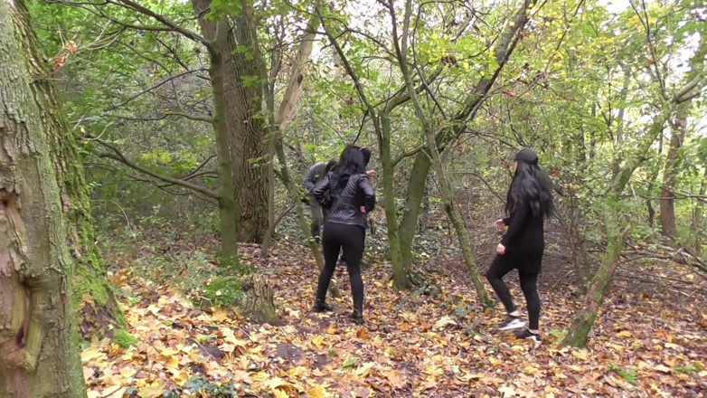 Femdom Austria: Dusch med pissar i skogen