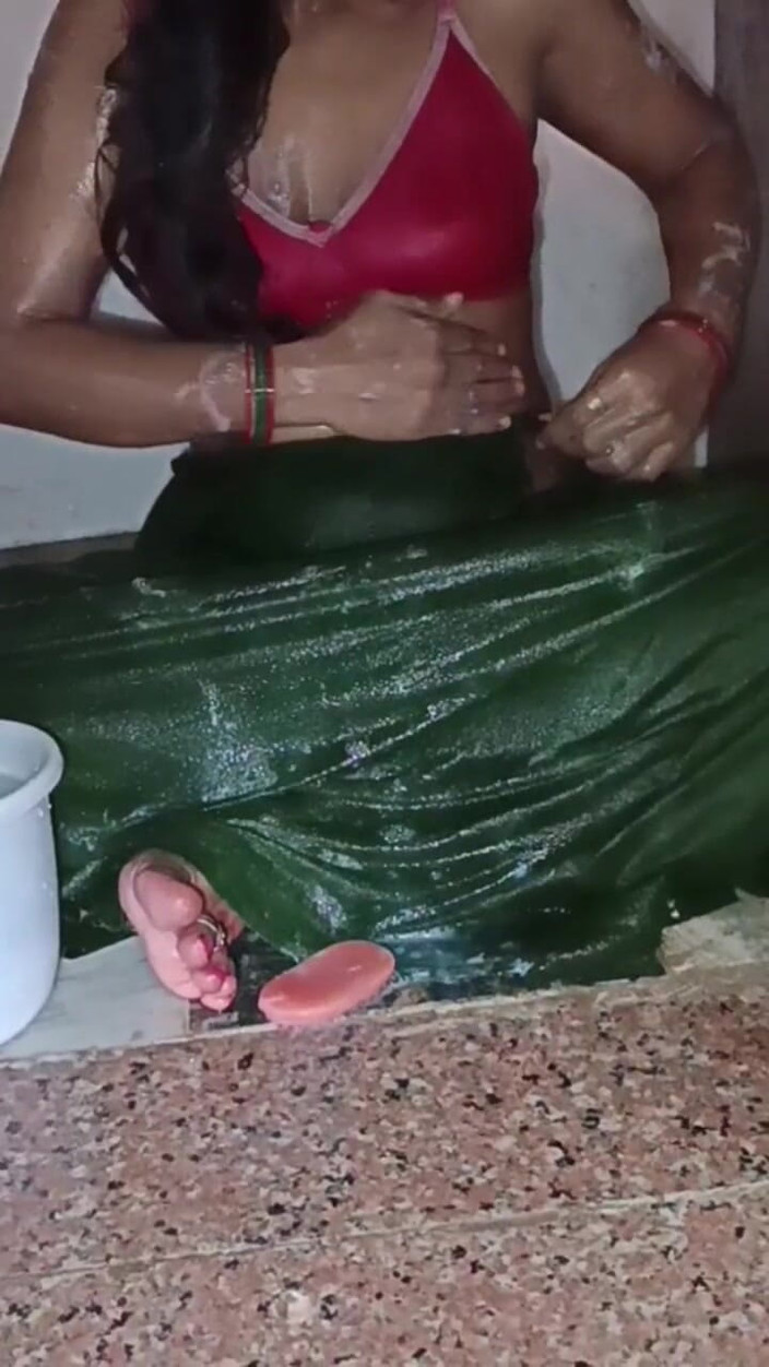 Bobyta bhabhi: Una ragazza indiana si masturba