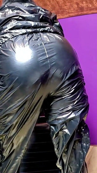 Dominante em pvc milf sauna traje destruição. Fumar, rasgar, suar provocação e orgasmo