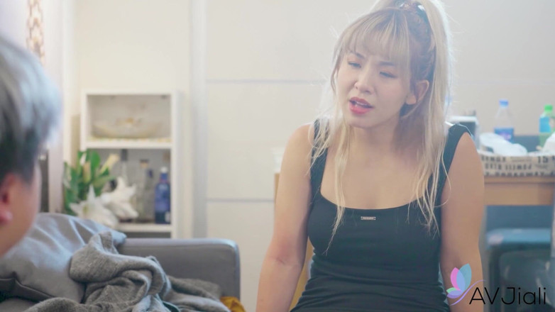 AV Jiali: The Landlord Watches Lina Masturbate and Squirt While Hiding in...