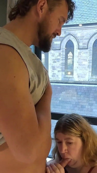 Une vieille perd sa virginité avec un gros bloke gallois