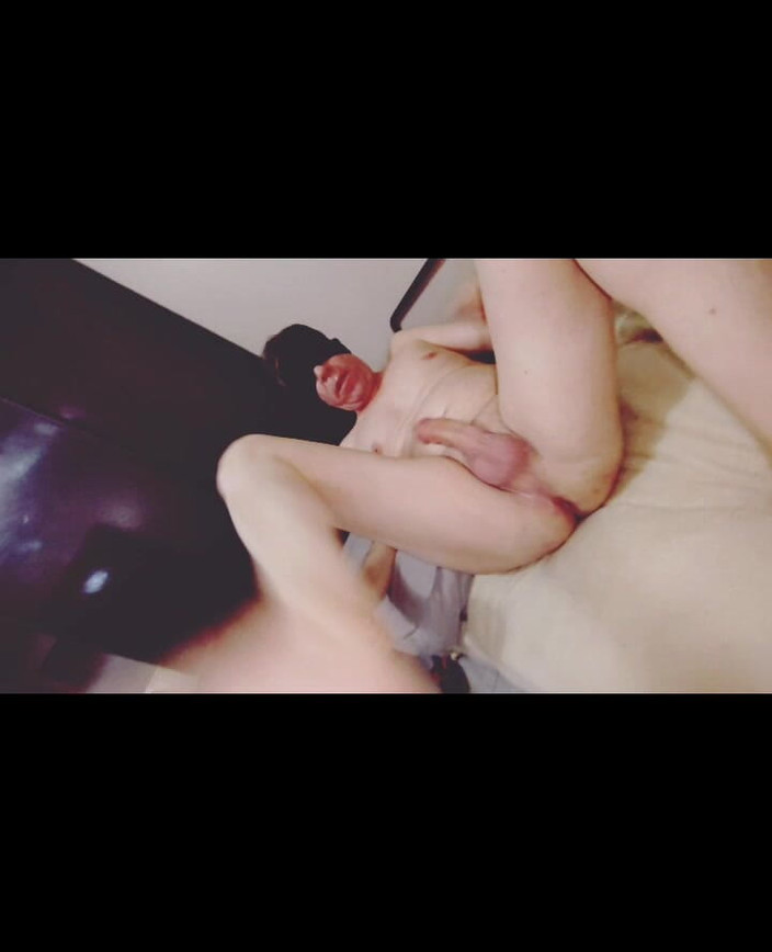 Ladyboy Karl: 自慰后射在嘴里