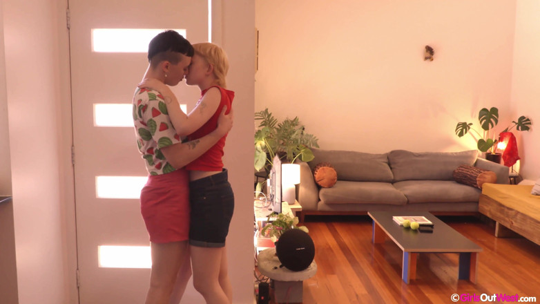 Girls Out West: นมใหญ่ ลูก้า กับ บิลลี่ นมเล็ก เลียกันแล้วใช้นิ้วแหวะหีขนดก