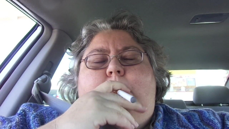 BBW nurse Vicki adventures with friends: Jururawat Vicki Awek montel super saiz merokok di dalam kereta