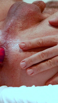 Prima dată când fut în cur cu vibratorul legat fundul soțului meu cu un dop anal și vibrator legat