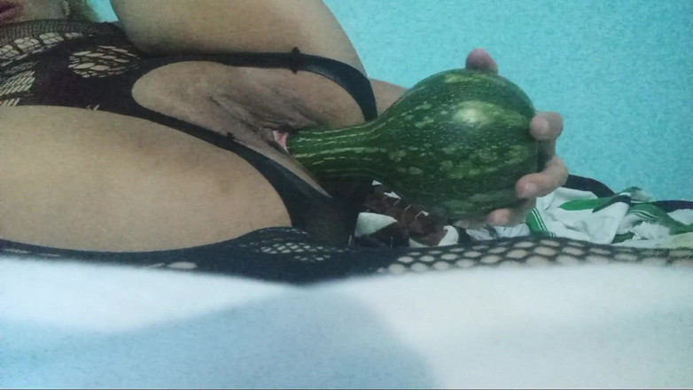 Lobicam: Aku lagi asik masturbasi pakai sayuranku yang aduhai