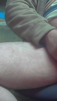Papi musculoso está en el aire otra vez y jugando con su gran polla