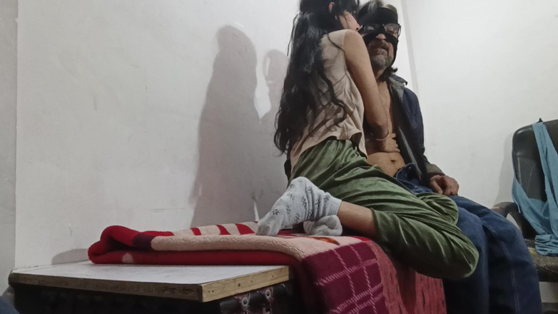 Saraswati: 18 yaşındaki kız üvey babasını sikiyor Hintçe ses
