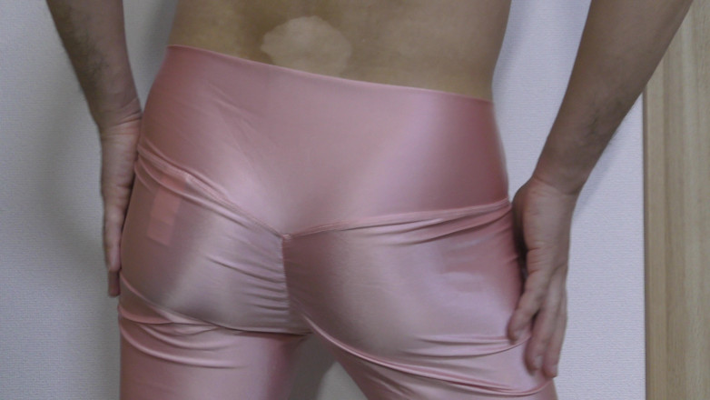 LovePantyBoy: Mi masturbo con leggings attillati rosa