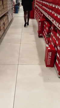ลูกเลี้ยงโชว์ตัวของฉันไม่ใส่กางเกงในและใส่ถุงน่องในร้านขายรองเท้า