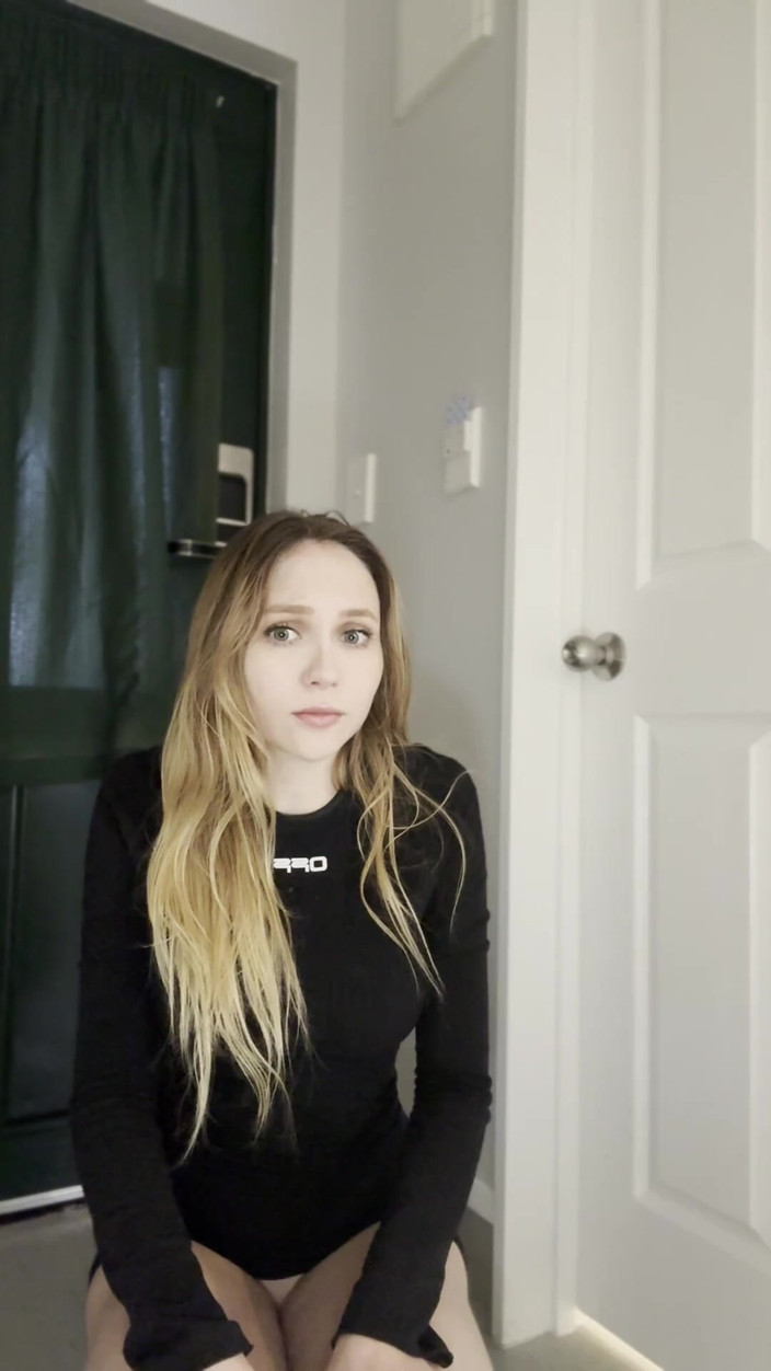 Alisa_Stone: Ich wollte zur Toilette gehen und im Büro pinkelte, und...