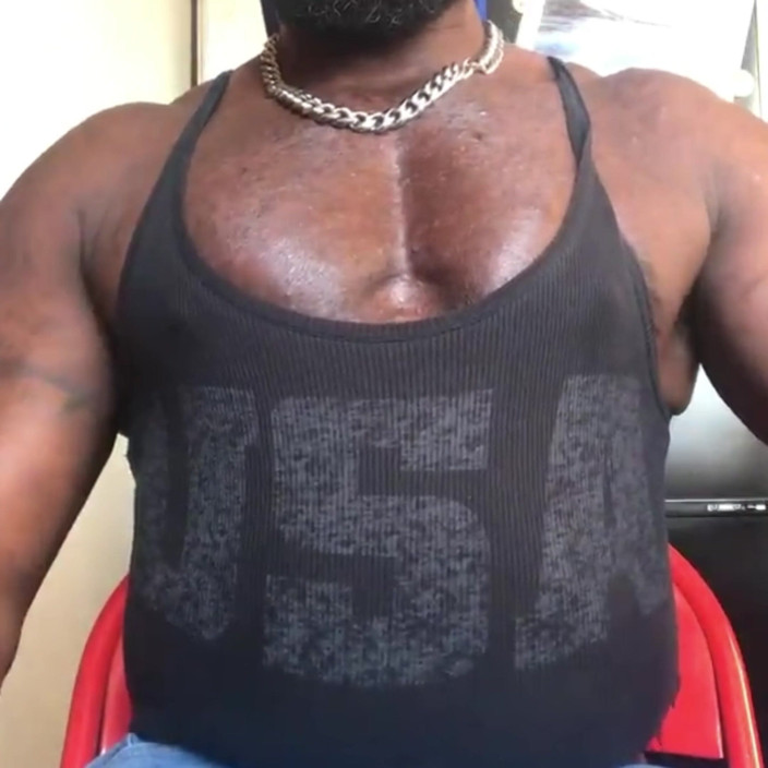 Black Muscle Stepdad: Titpump leder till titplay