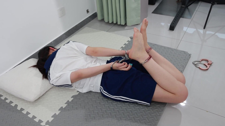 Asian bondage: In a Couples' Game, the Girlfriend Must Pick up Coins...