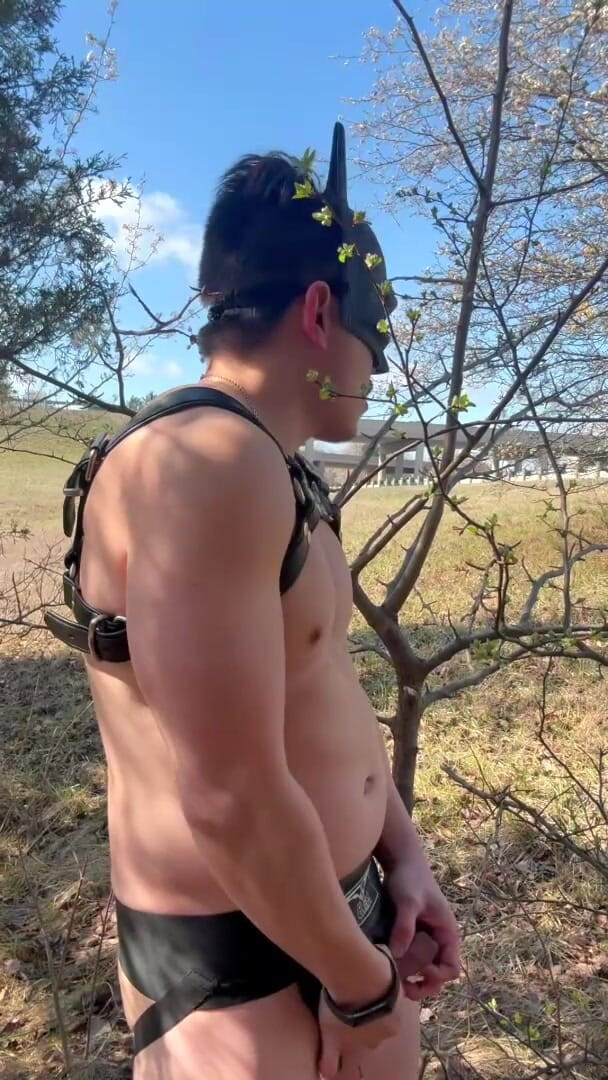 barenakedboy: Un mec asiatique pisse, se déshabille et se branle sur...