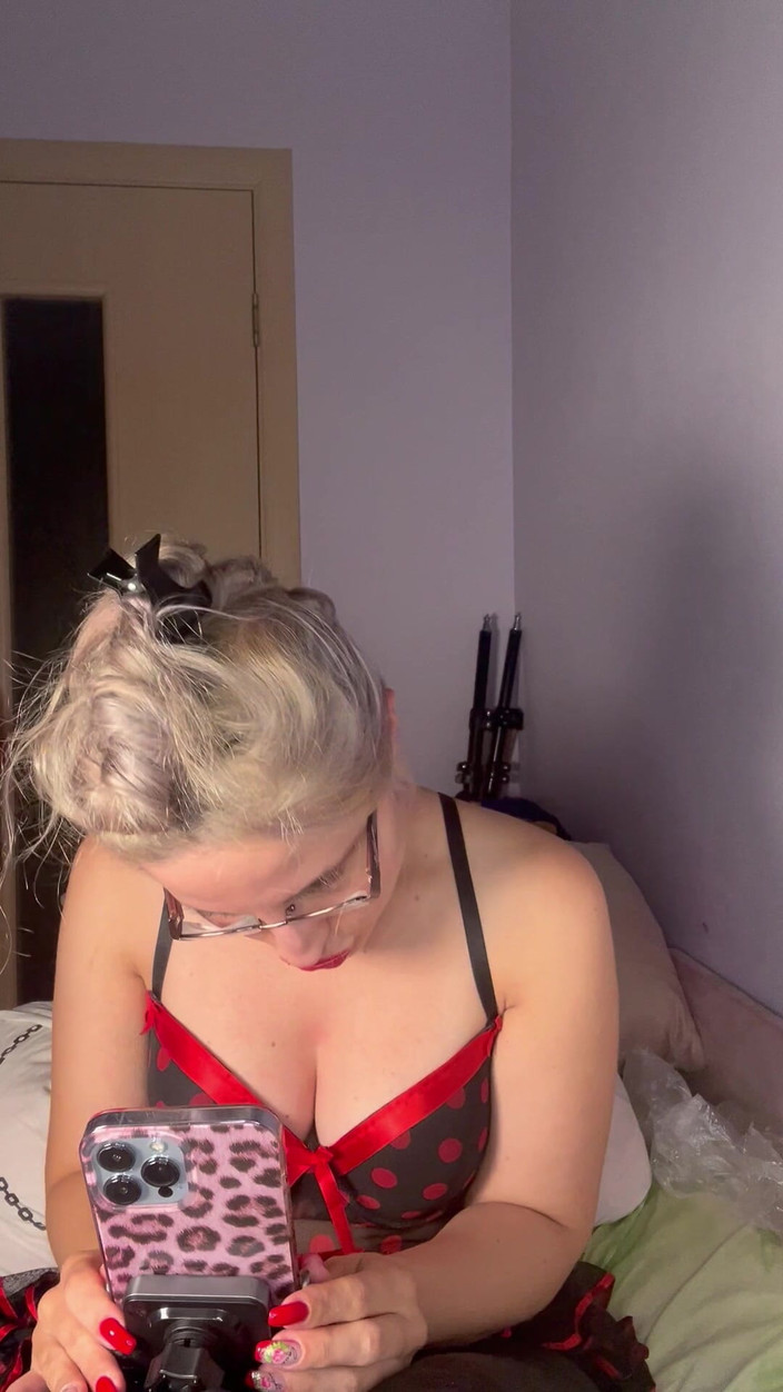 FinDom Goaldigger: Sesi live cam - gadis cantik dengan toket besar lagi asik...