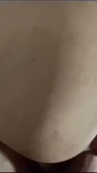 Penetrerar denna stora MILF röv