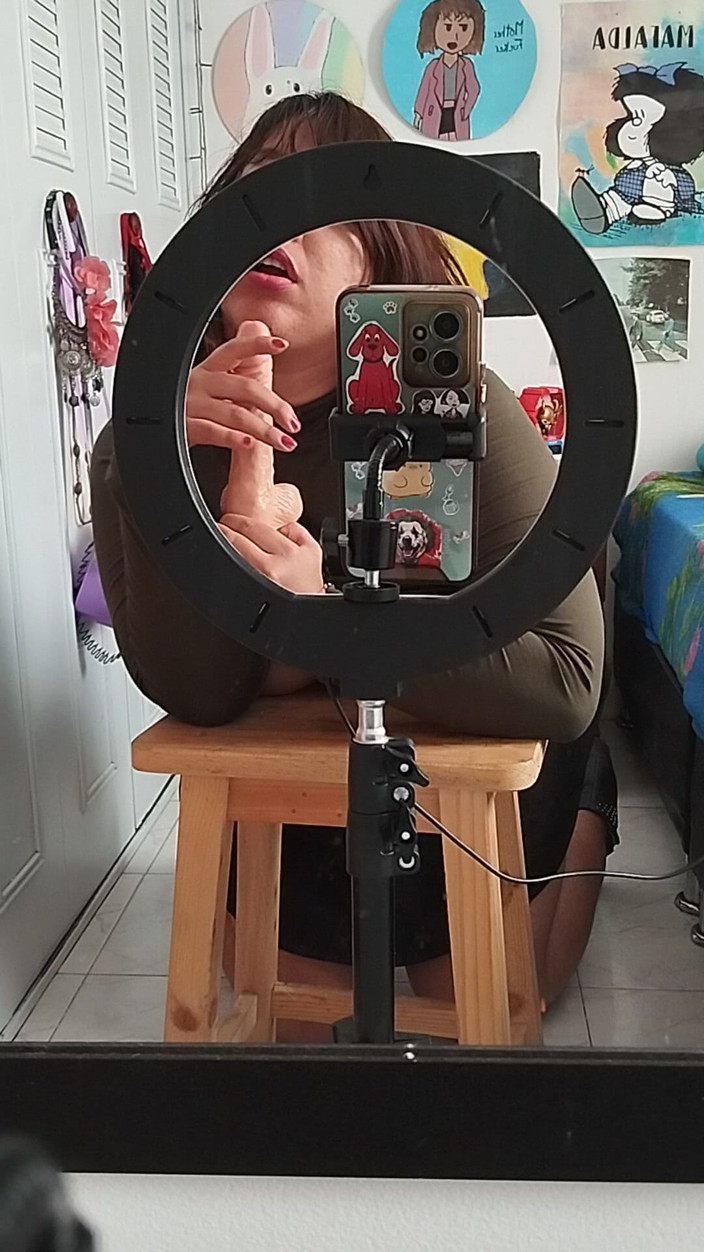 Nana Bela: 镜子前的性感