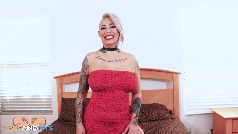 Tats And Tits: Pantat presley si tante seksi emo dientot habis-habisan sama kontol...