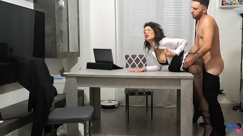 effeemme1: Sekreterin ayakları külotlu çorapla yalanır ve sevişilir, ardından topuklarına boşalır ve...