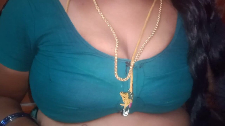 Vaishnavi35: 泰米尔阿姨在她独处时挤压她的乳房，无法控制她的情绪