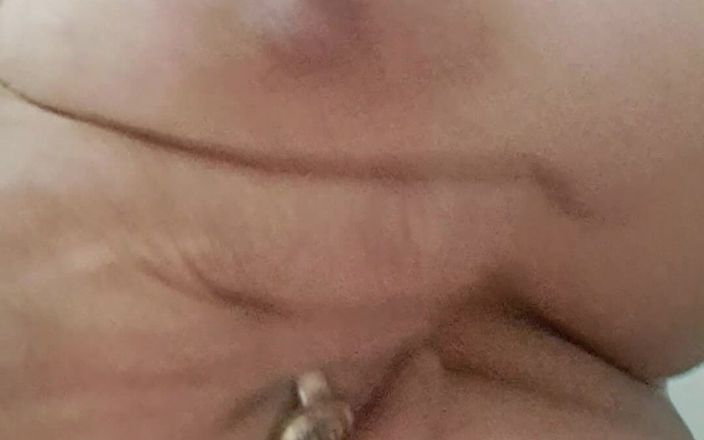 Mommy big hairy pussy: Styvmamma urinerar och blir gruppknull