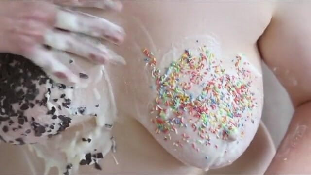 Bouncy Tits Action: Tetek dengan krim