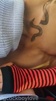 Niedoświadczony Twink Na Spacerze Zostaje Zerżnięty Przez Duże Kutasy Z Fontannami Spermy.