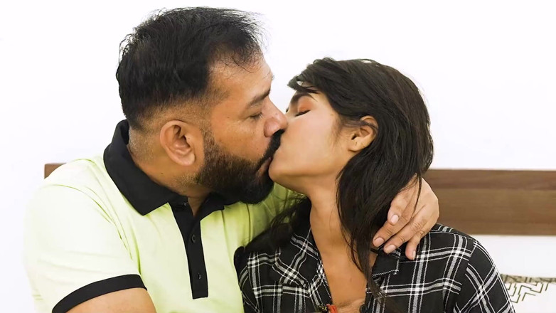 Uncutadda: 継父は彼の義理の妹とファックし、ほとんどファック