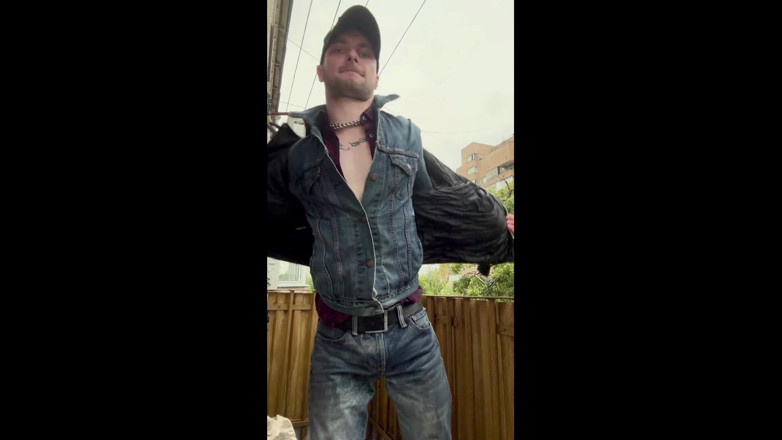 KinkySirius: Kinkysirius wordt nat in de regen in een cowboy outfit