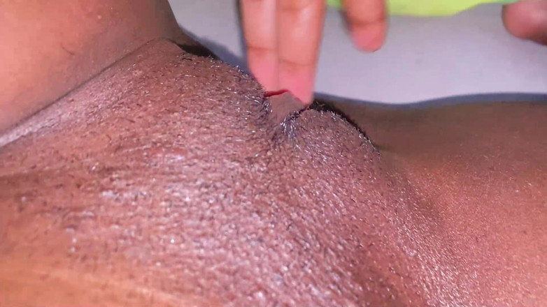 omairaberbatov: Pokojówka zmoczy się swoim nowym wibratorem