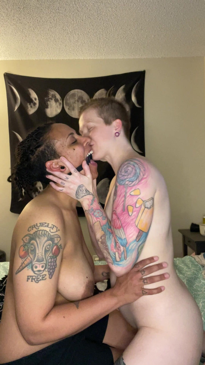 EnbyDykes: O-ring ile ağzı tıkalıyken ıslak transmasc tükürme makyajı